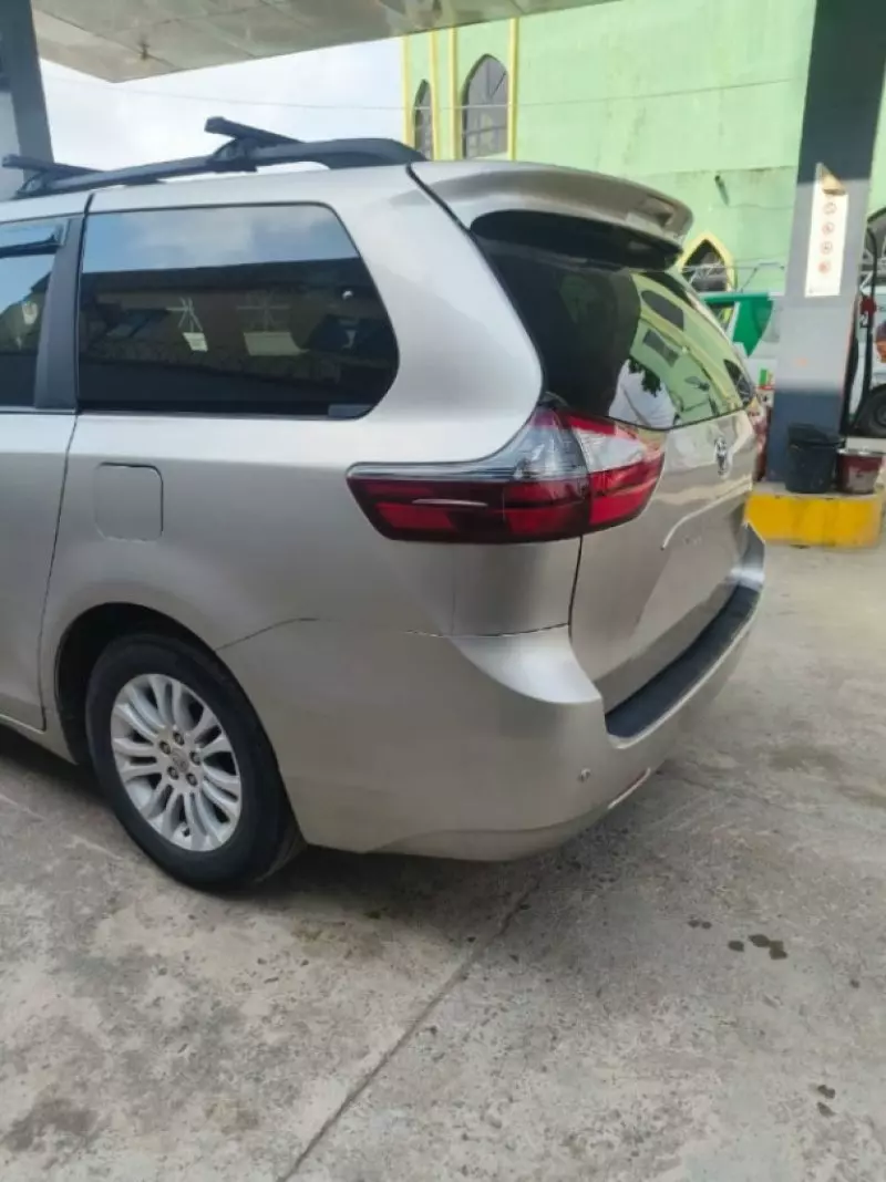 TOYOTA Sienna - 2016