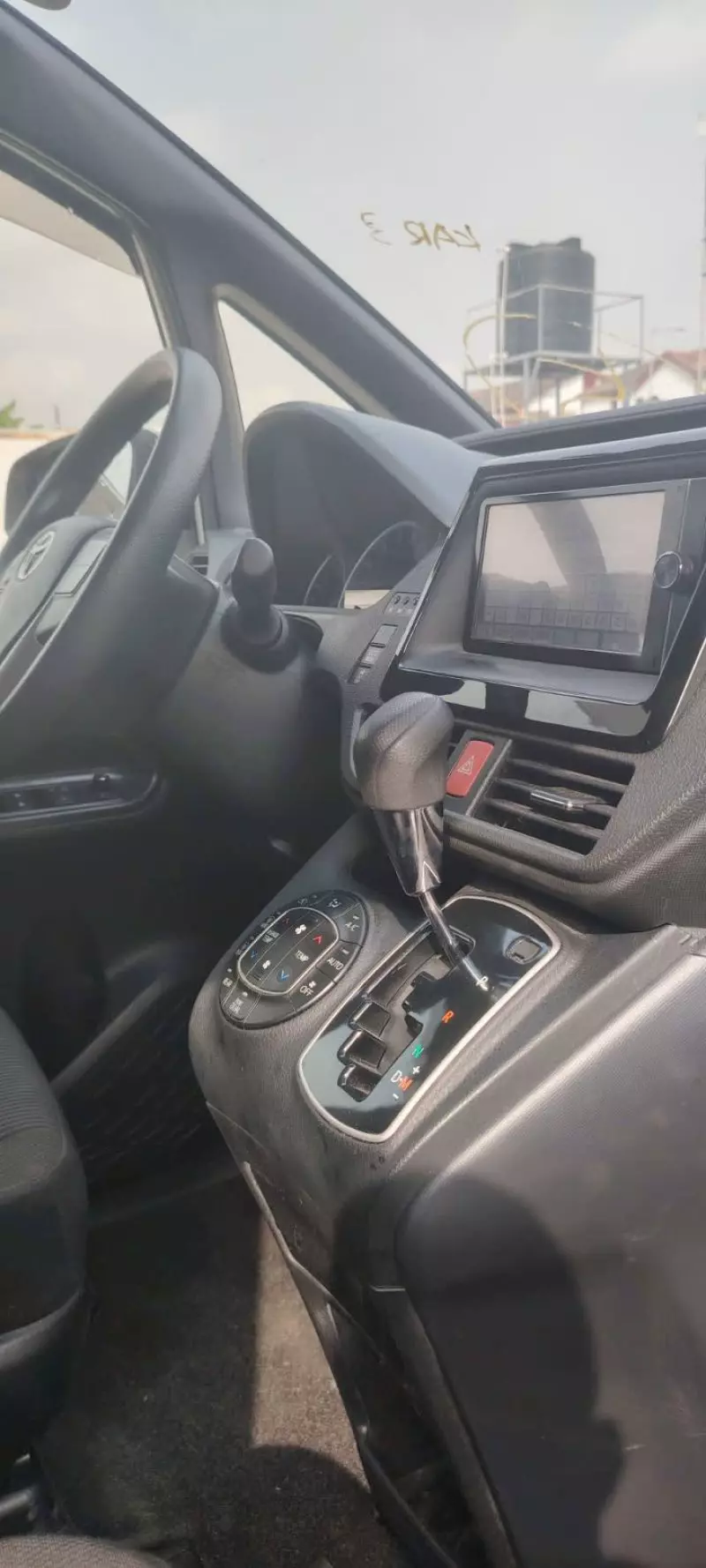 Toyota Voxy    - 2014