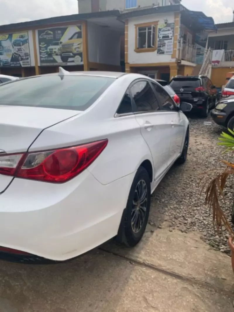 Hyundai Sonata   - 2010