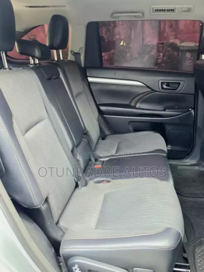 Toyota Highlander   - 2016