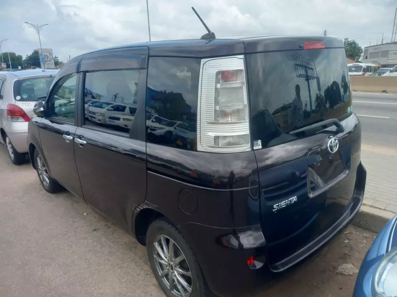 Toyota Sienta - 2012