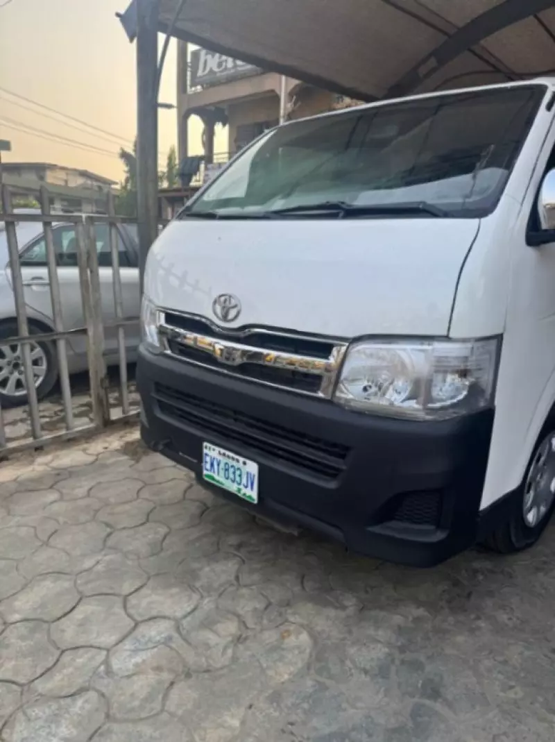 Toyota Hiace   - 2011
