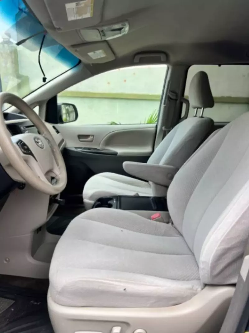 Toyota Sienna - 2011