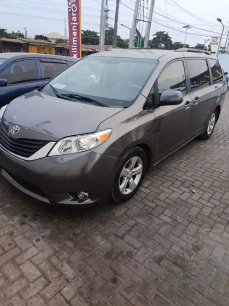 Toyota Sienna   - 2011