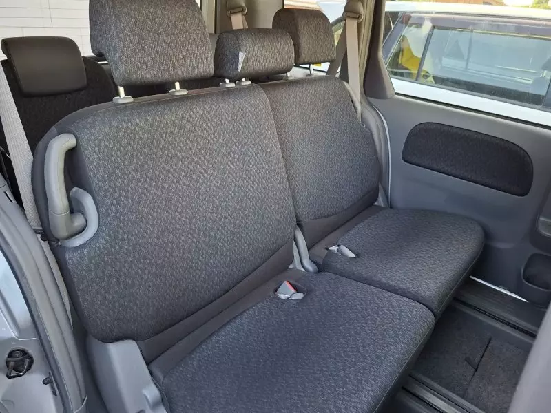 Toyota Sienta   - 2012