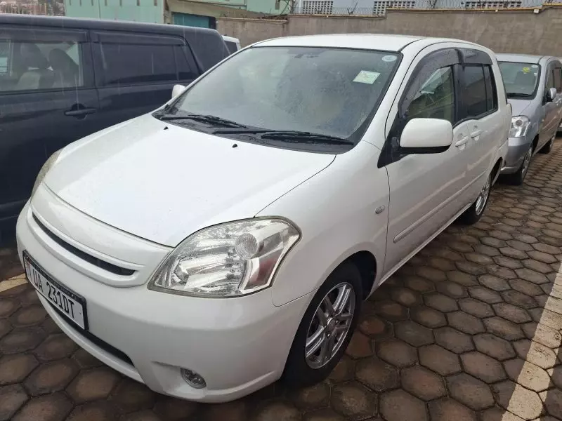 Toyota Raum    - 2011