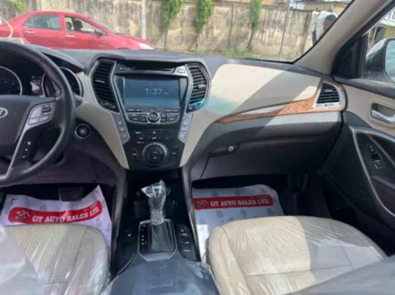 Hyundai Santa Fe   - 2015