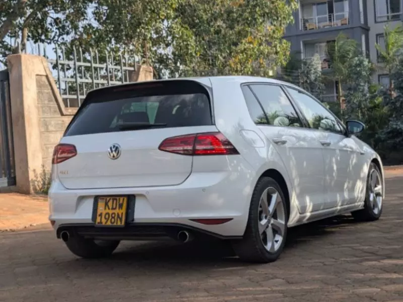 Volkswagen Golf   - 2016