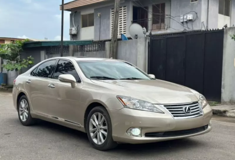 Lexus ES   - 2010