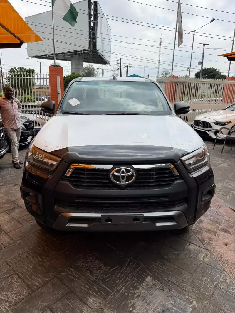 Toyota Hilux   - 2025