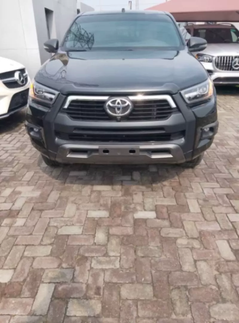 Toyota Hilux   - 2025