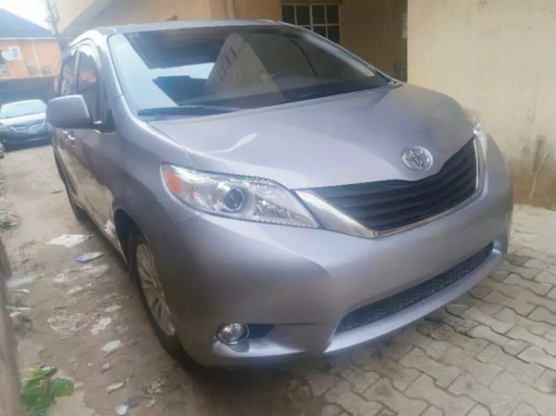 TOYOTA Sienna - 2016