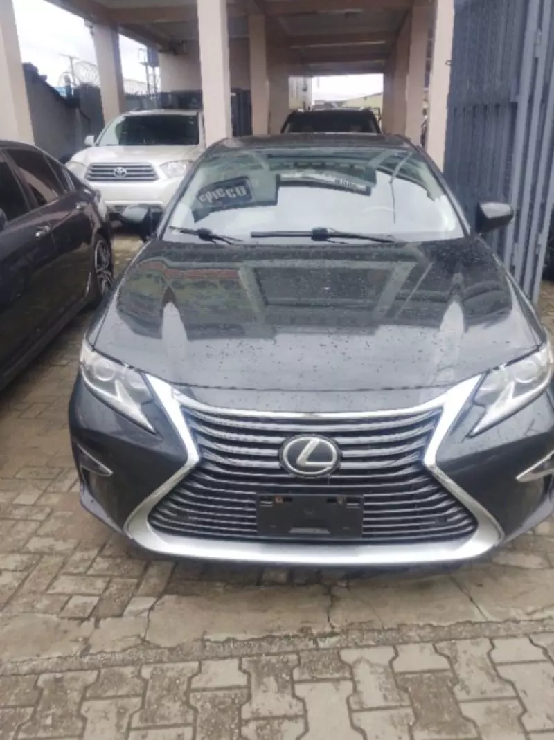 Lexus ES   - 2017