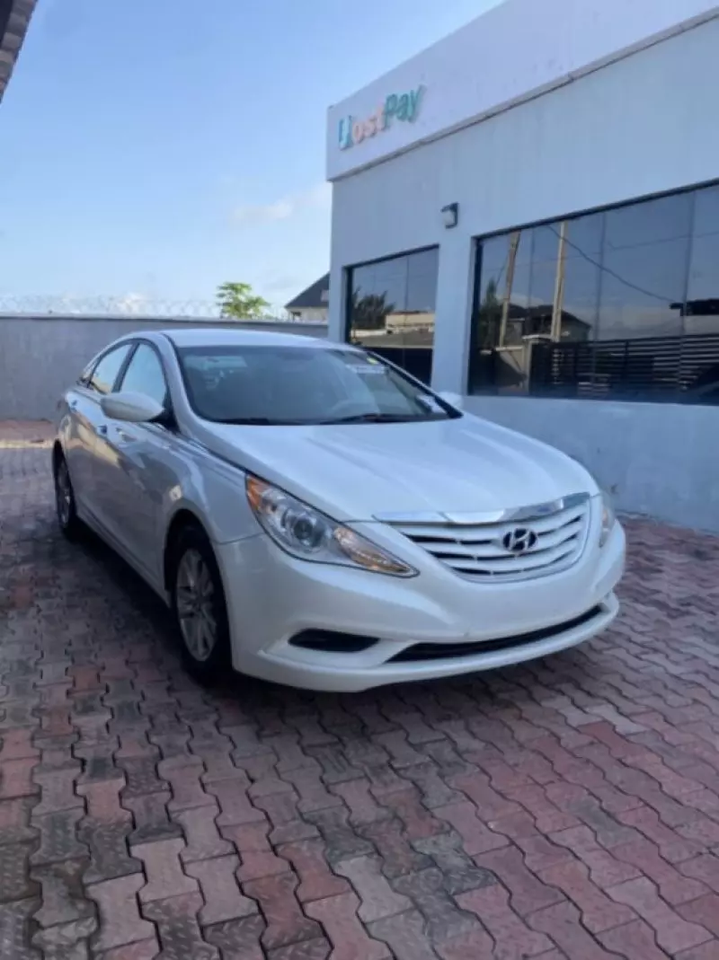 Hyundai Sonata   - 2012