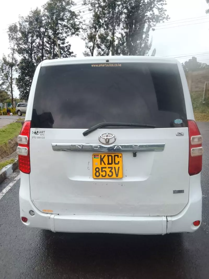 Toyota Noah   - 2013