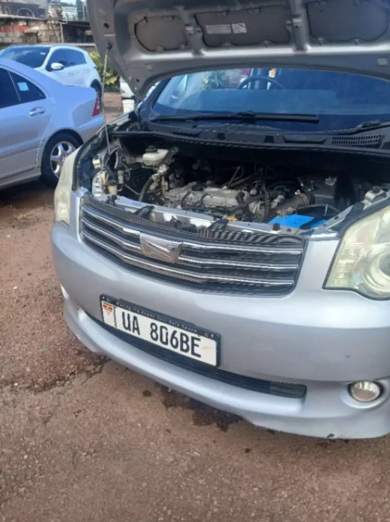 Toyota Noah   - 2012