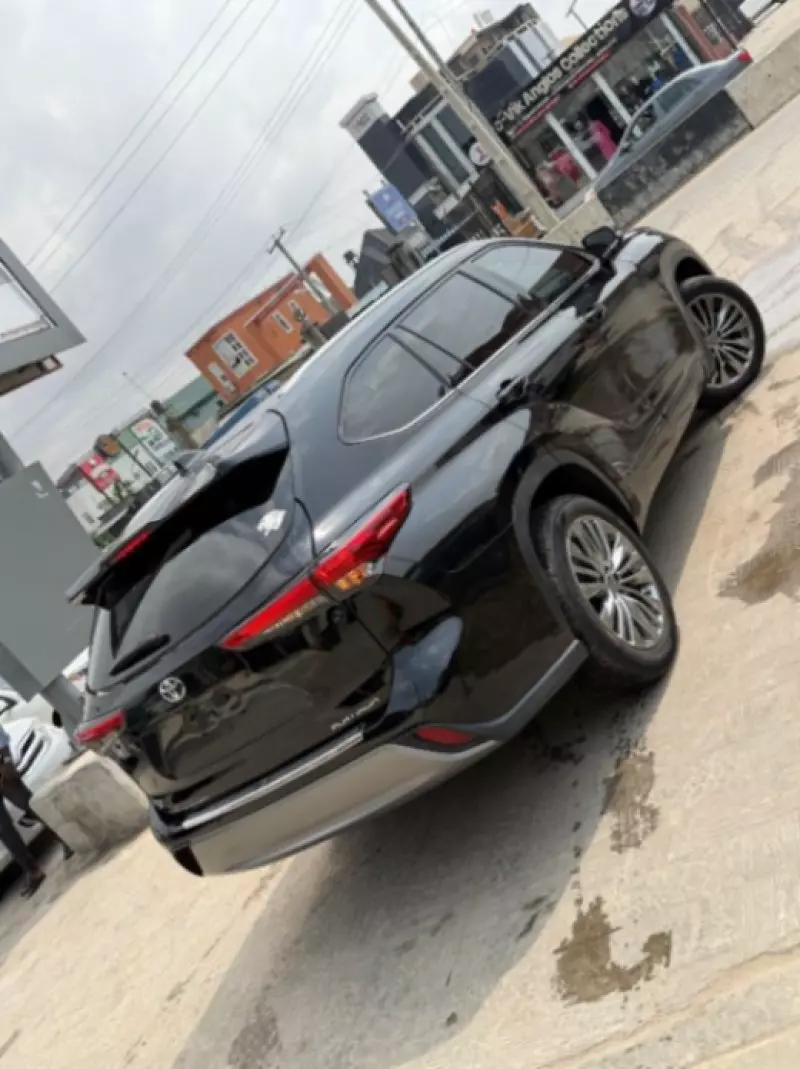 Toyota Highlander   - 2021
