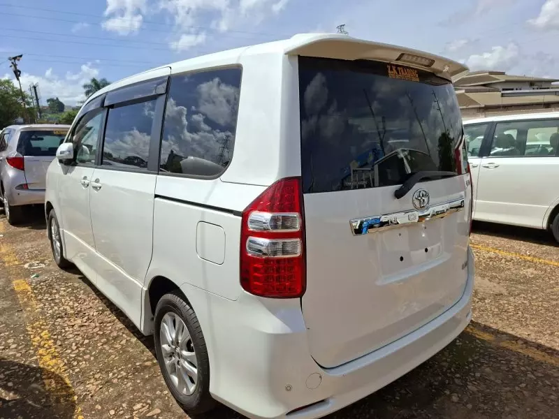 TOYOTA Noah   - 2012