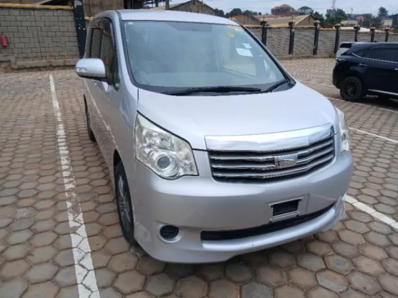 Toyota Noah   - 2013