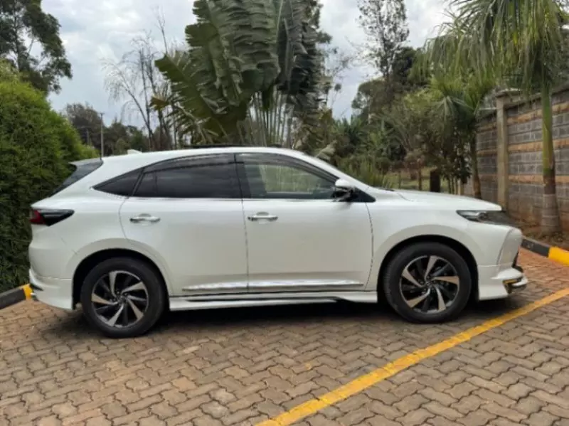 Toyota Harrier   - 2018