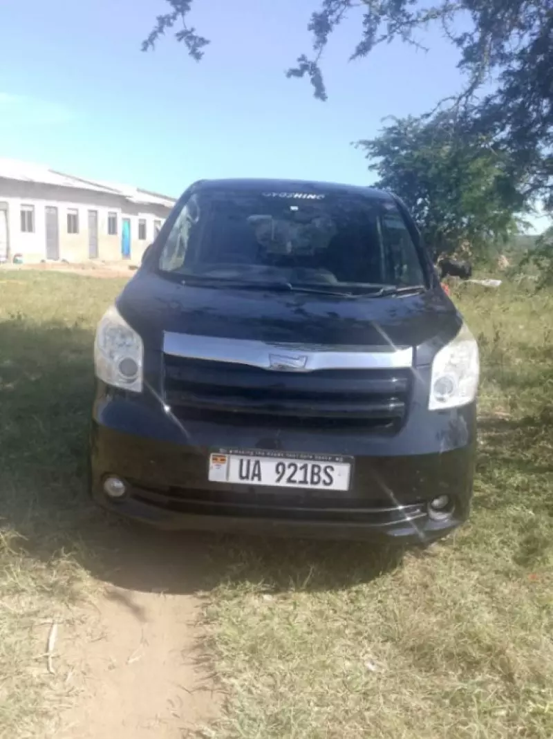 Toyota Noah   - 2010