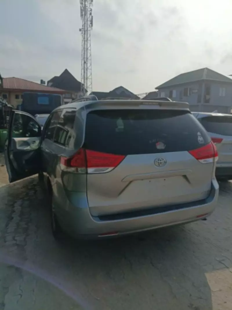 TOYOTA Sienna - 2012