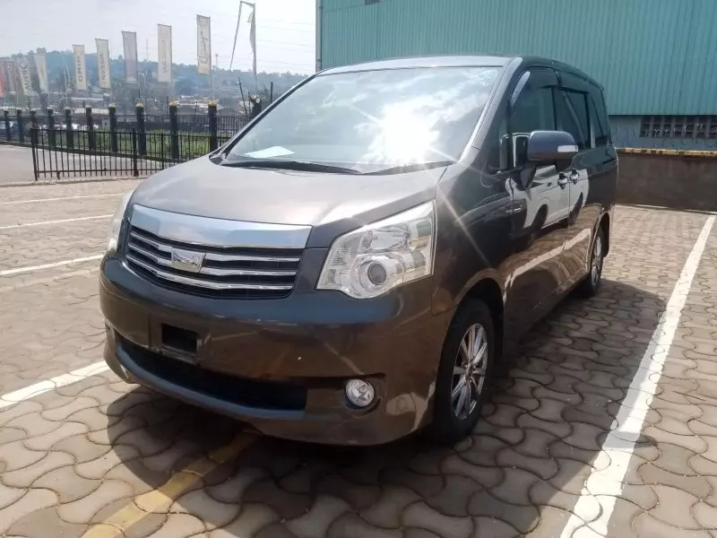 Toyota Noah   - 2012