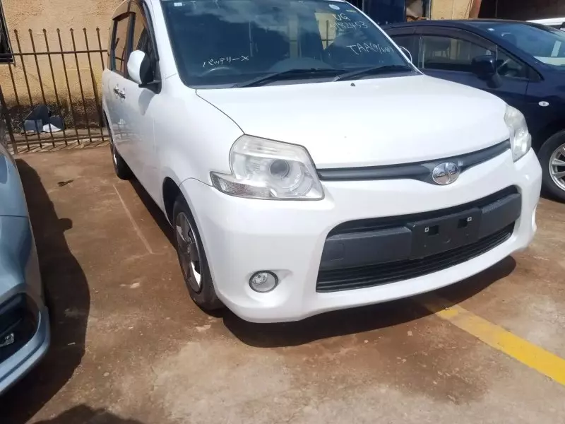 Toyota Sienta   - 2013