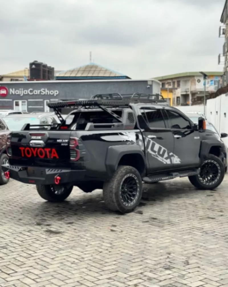 Toyota Hilux   - 2021
