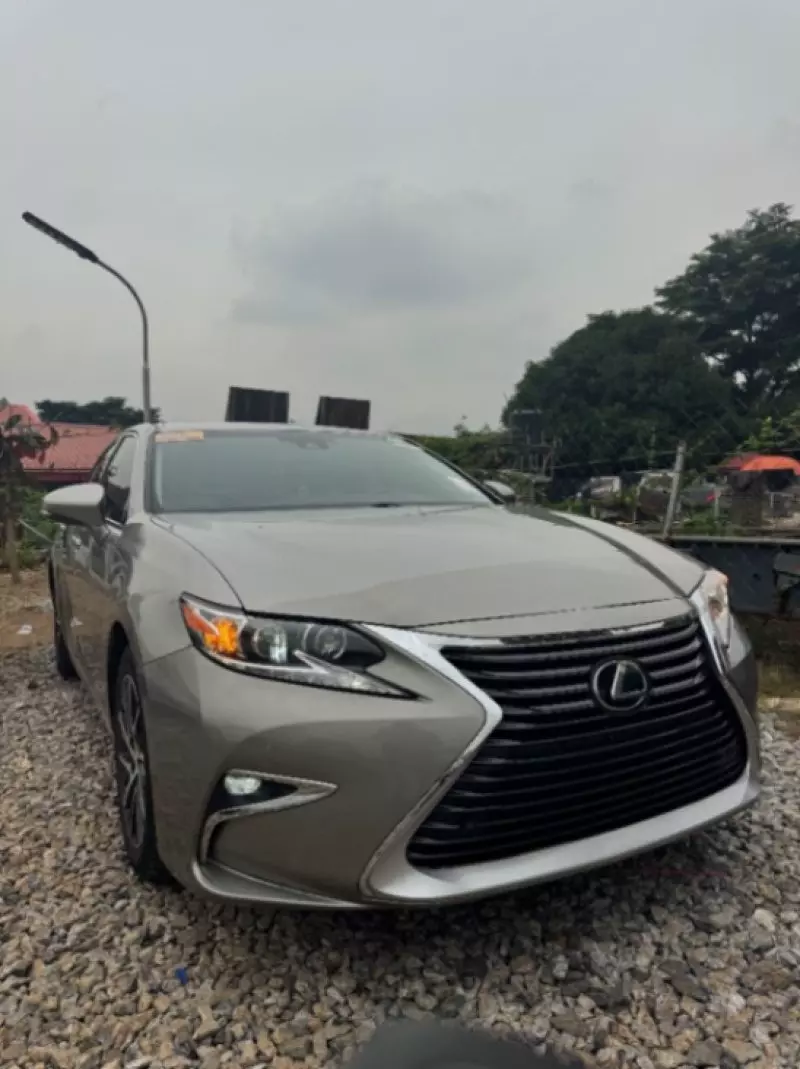 Lexus ES   - 2016