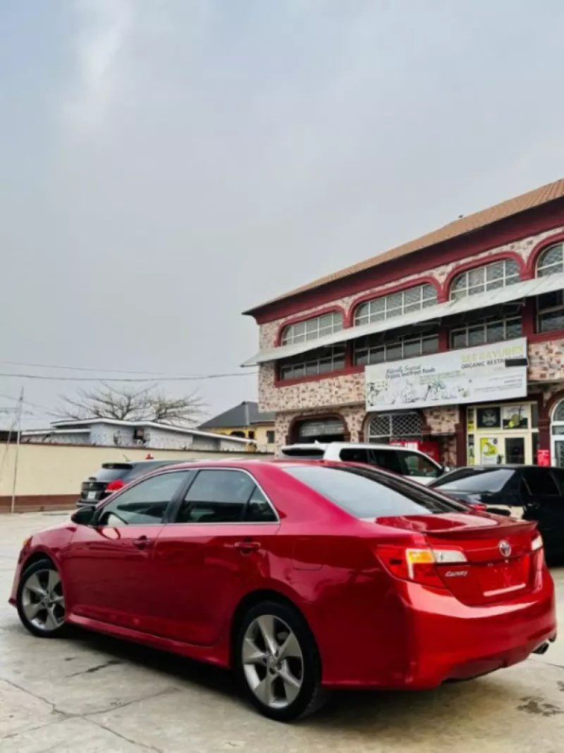 Toyota Camry   - 2012