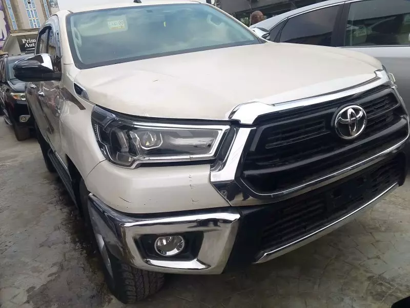 Toyota Hilux   - 2021