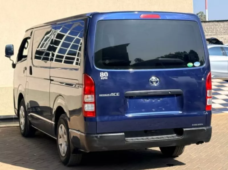 Toyota Regiusace   - 2018