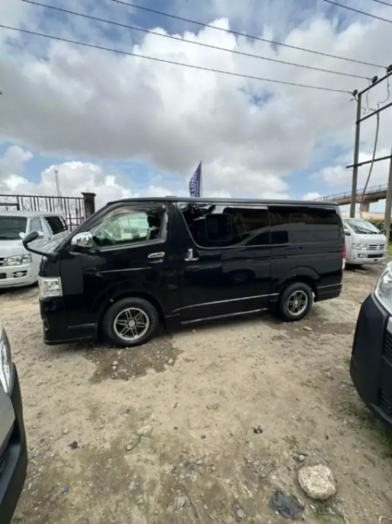 Toyota Hiace   - 2011