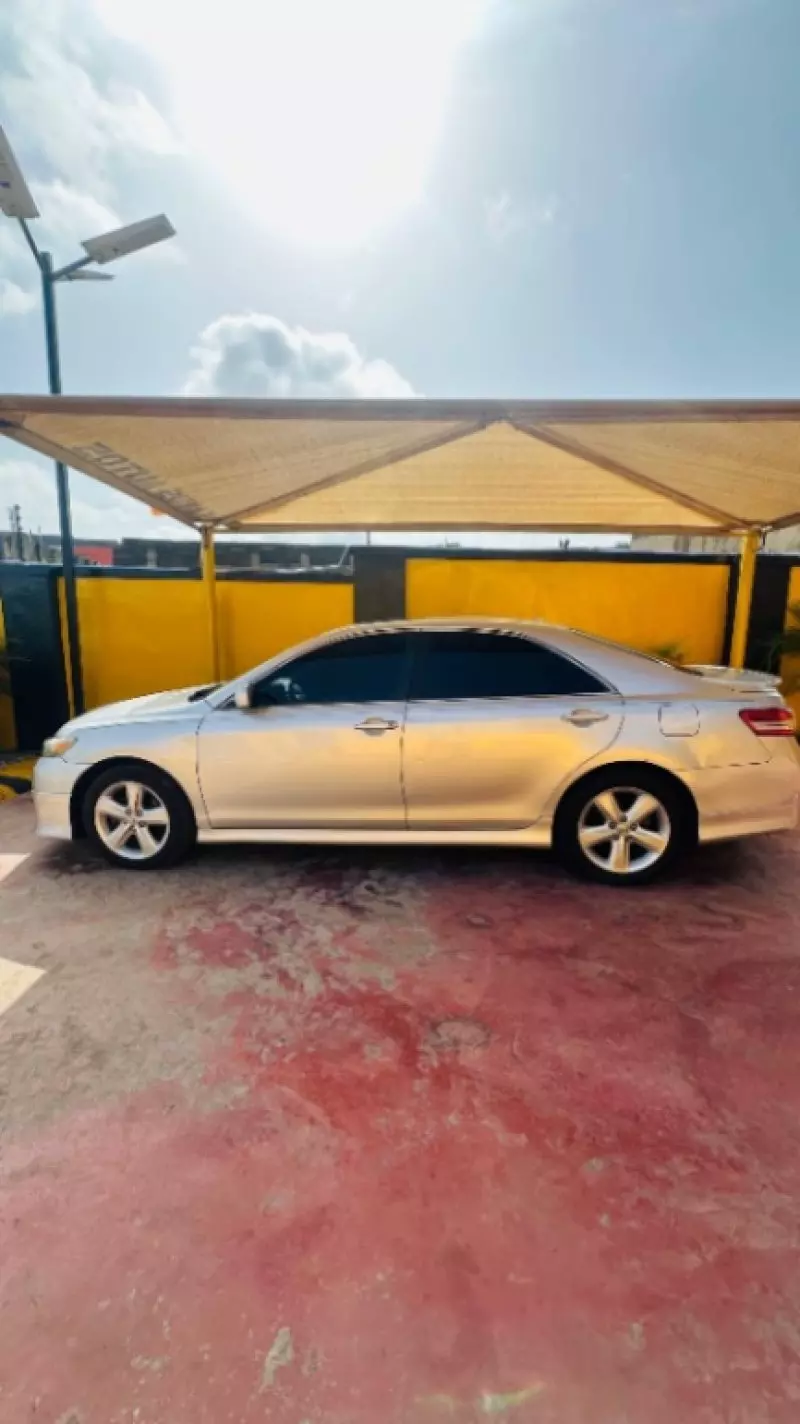 Toyota Camry   - 2011