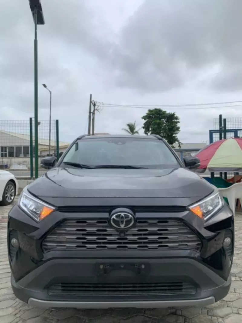 Toyota RAV 4   - 2019