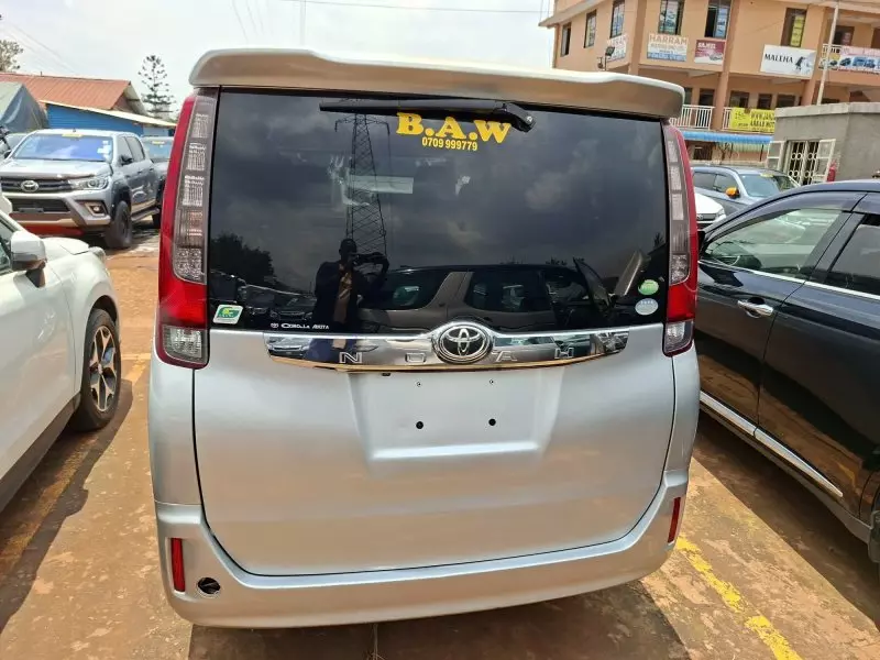 Toyota Noah   - 2014