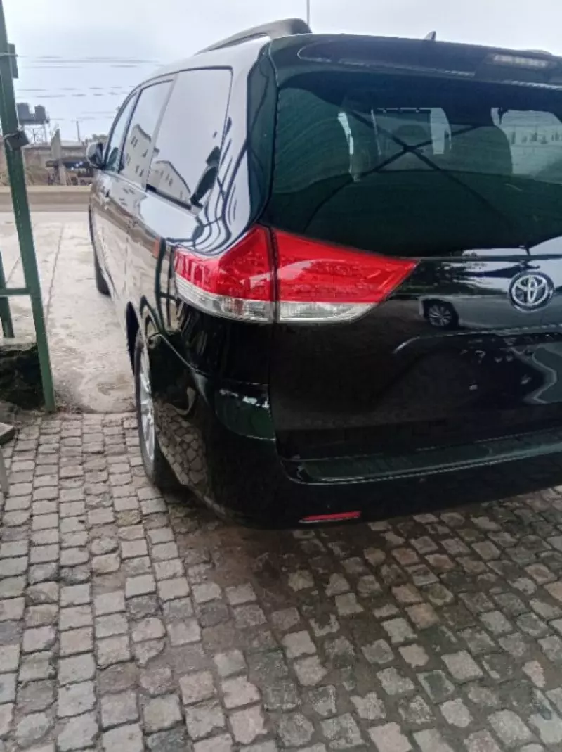 TOYOTA Sienna   - 2011