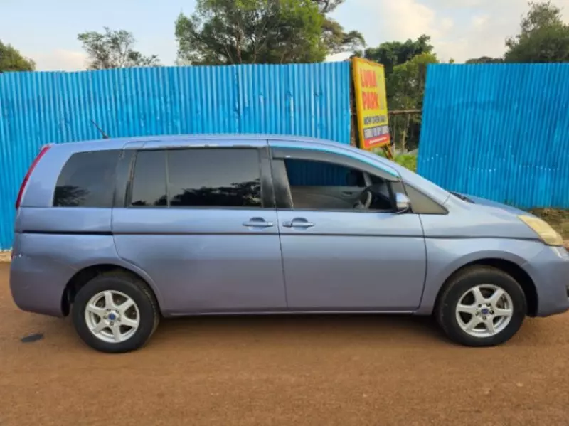 TOYOTA Isis    - 2007