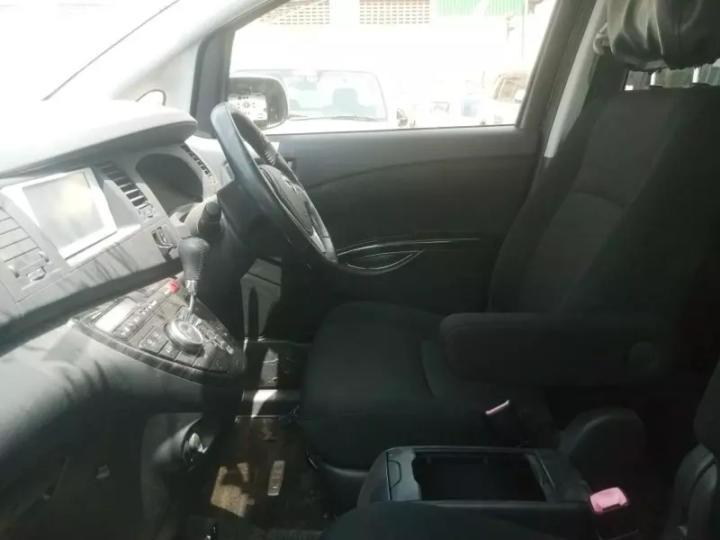 Toyota Isis    - 2013