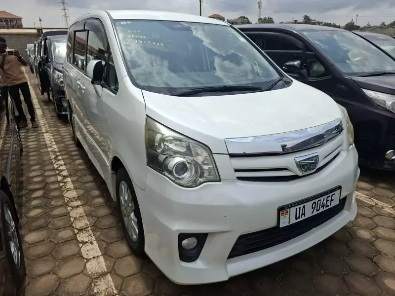 Toyota Noah - 2011