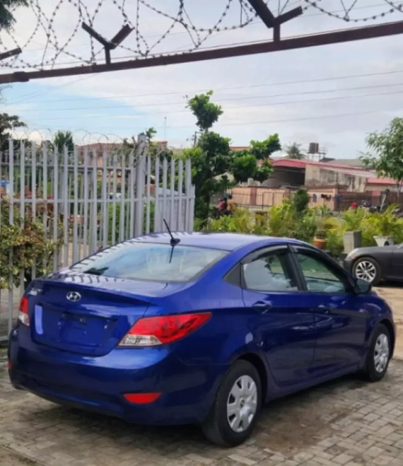 Hyundai Accent   - 2012