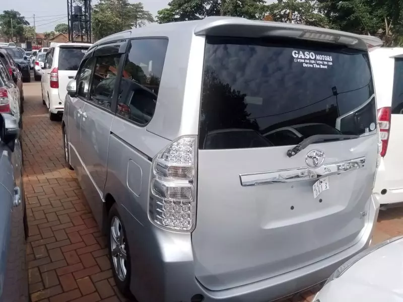 Toyota Noah   - 2012