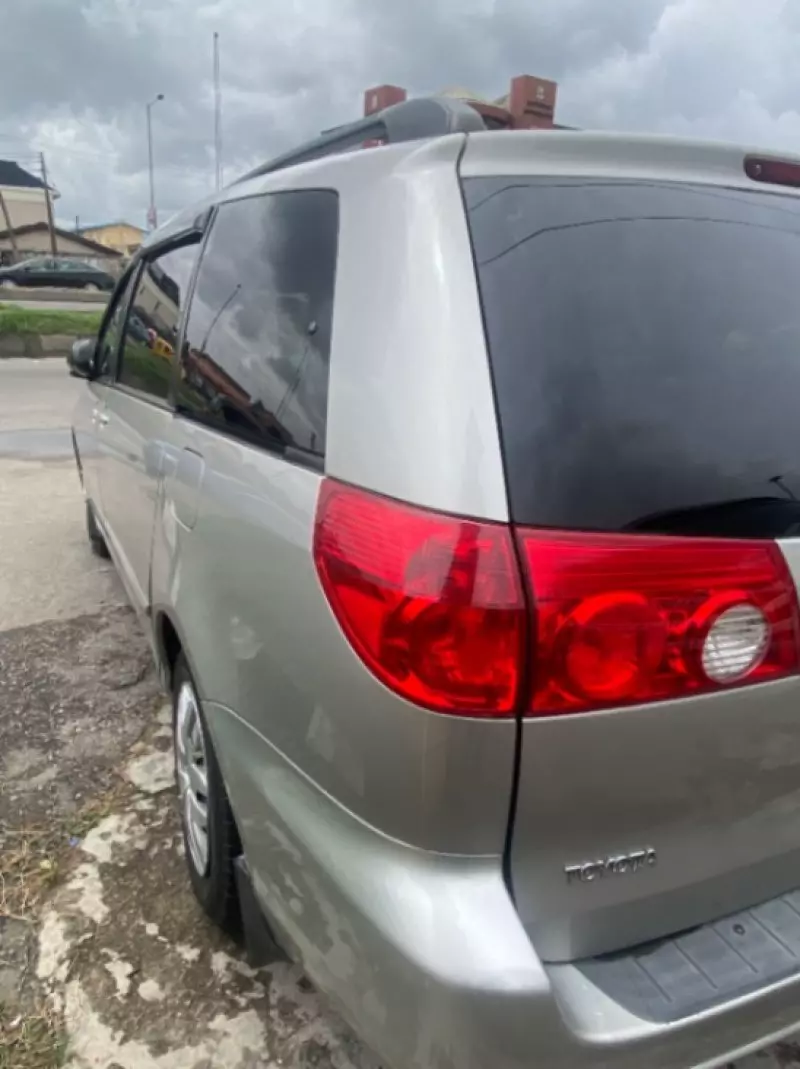 Toyota Sienna   - 2006