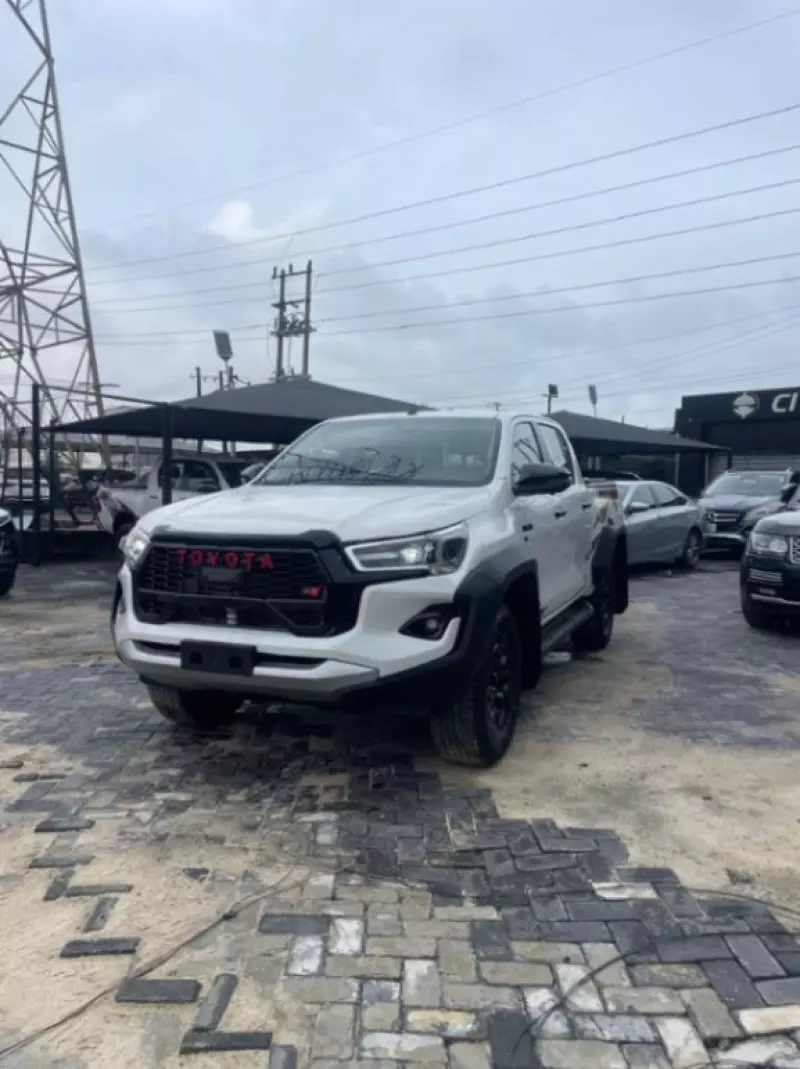 Toyota Hilux   - 2025