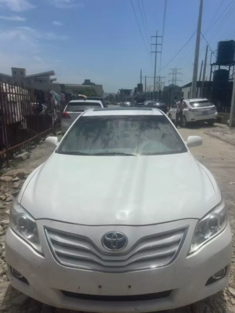 Toyota Camry   - 2011
