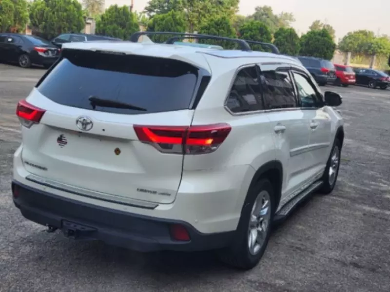 Toyota Highlander   - 2016
