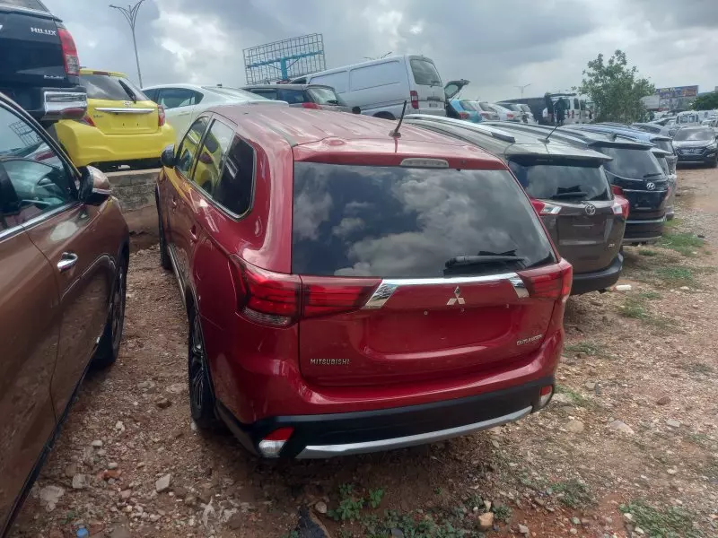 Mitsubishi OUTLANDER   - 2016