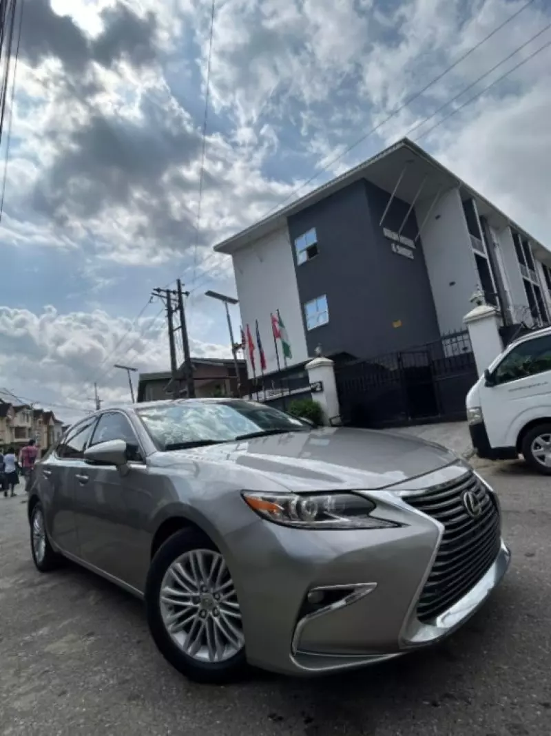 Lexus ES   - 2015