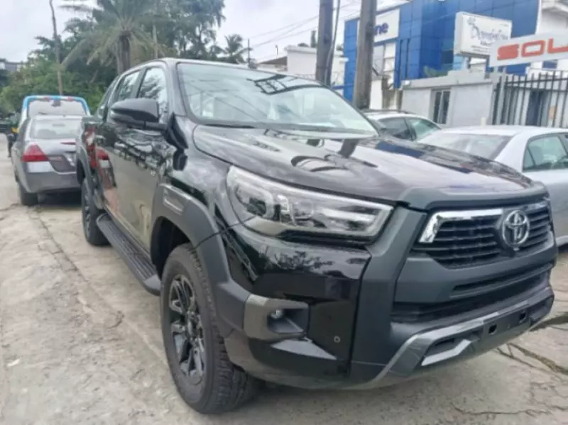 TOYOTA Hilux   - 2025